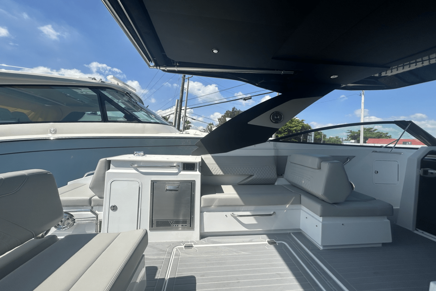 2025 Cruisers Yachts 34 GLS Outboard Image Thumbnail #5