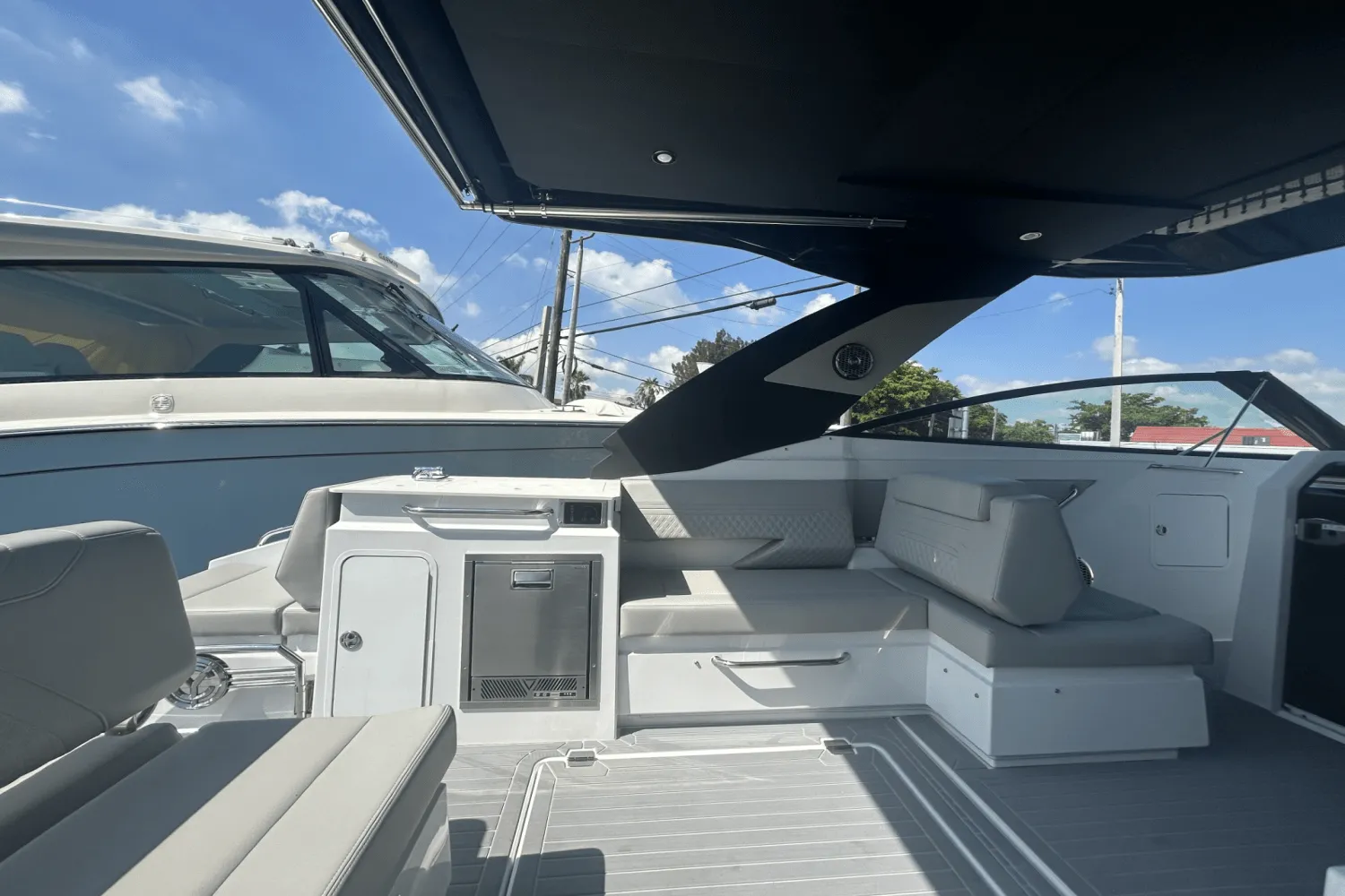 2025 Cruisers Yachts 34 GLS Outboard Image Thumbnail #5