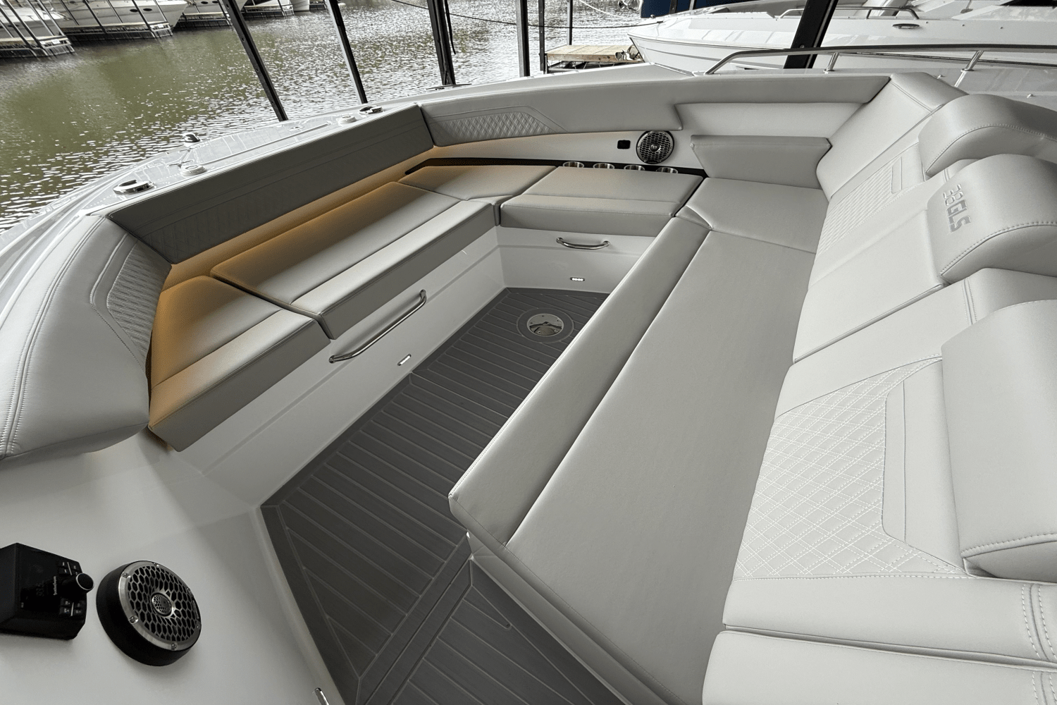 2025 Cruisers Yachts 38 GLS Image Thumbnail #20