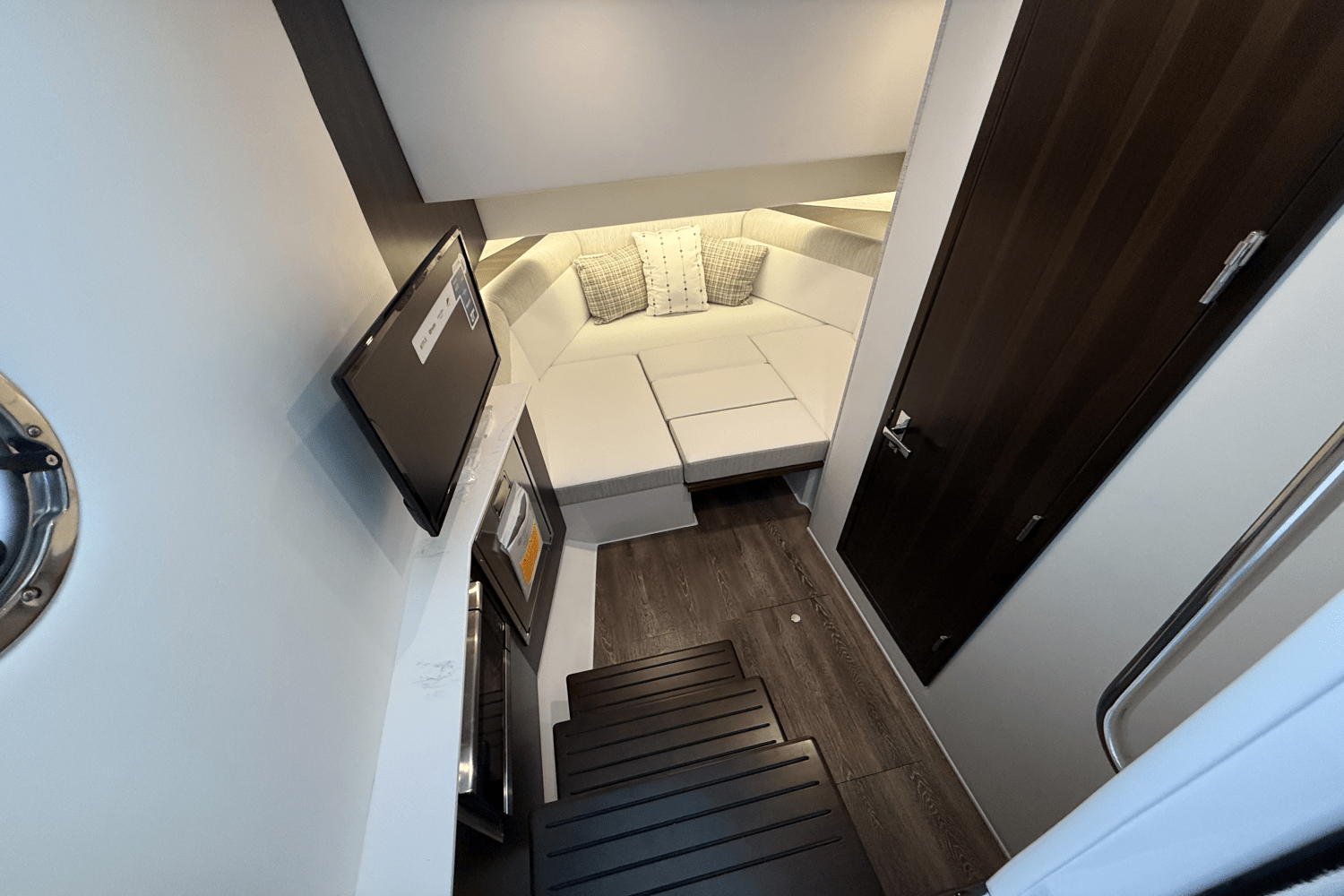 2025 Cruisers Yachts 38 GLS Image Thumbnail #7