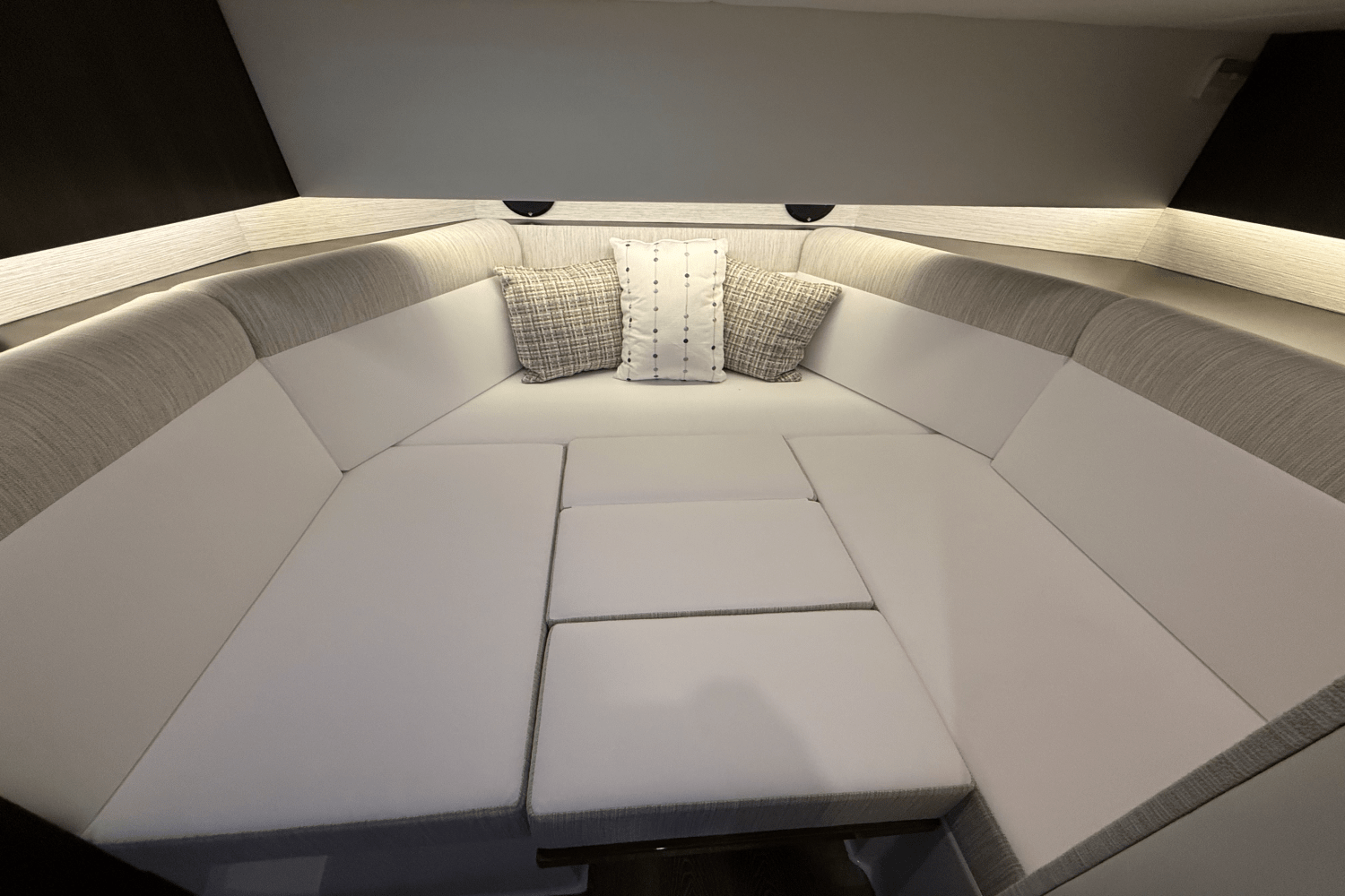2025 Cruisers Yachts 38 GLS Image Thumbnail #8