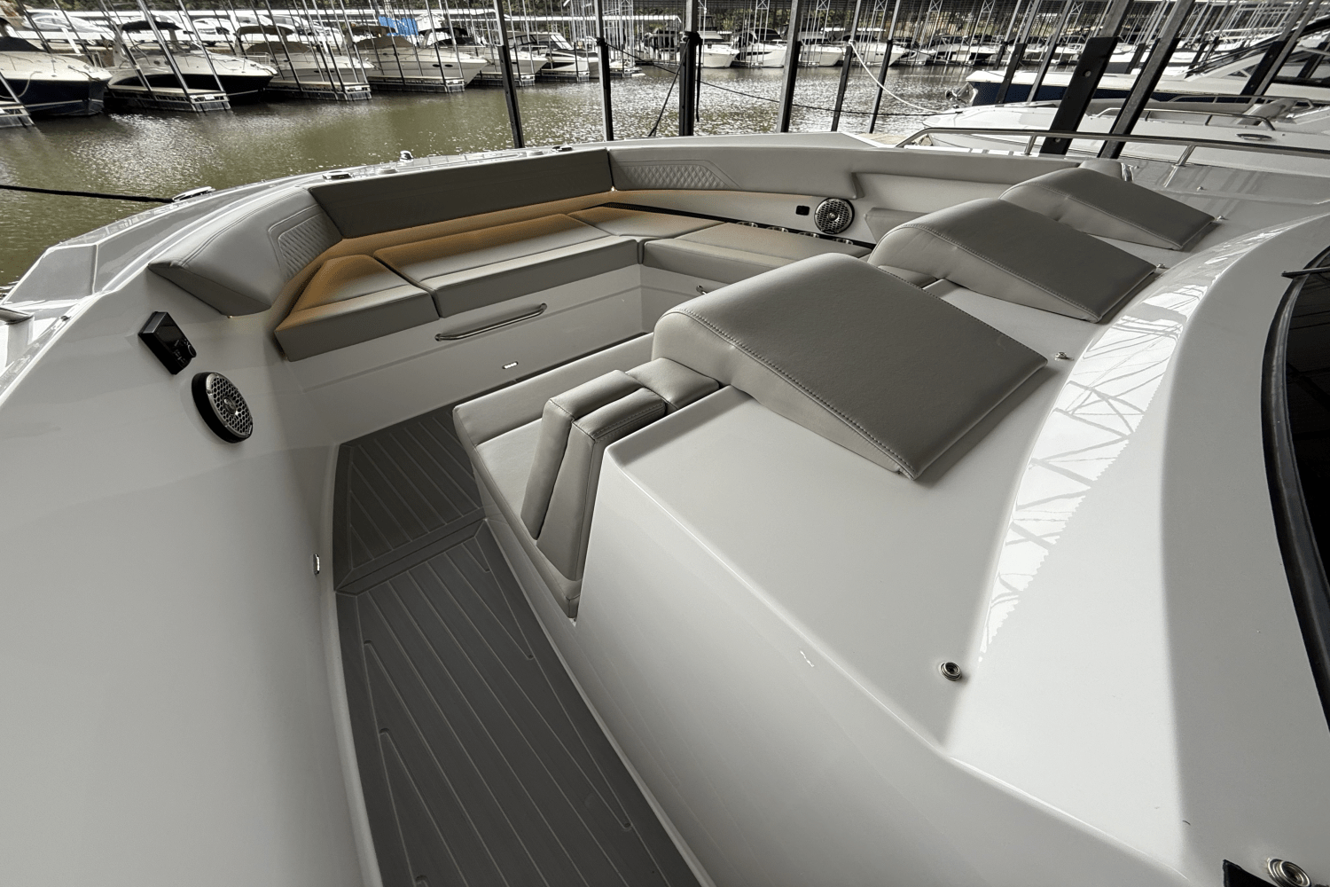 2025 Cruisers Yachts 38 GLS Image Thumbnail #19