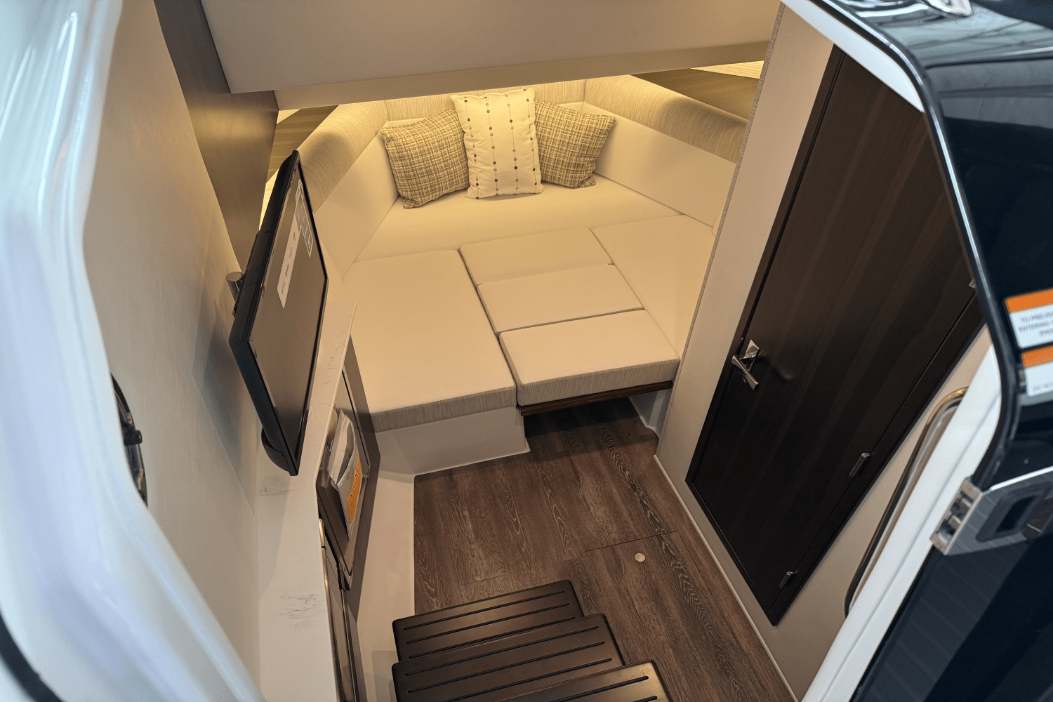 2025 Cruisers Yachts 38 GLS Image Thumbnail #6