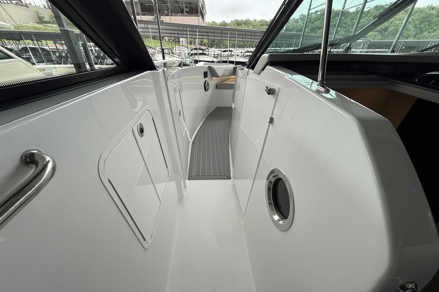 2025 Cruisers Yachts 38 GLS Image Thumbnail #18