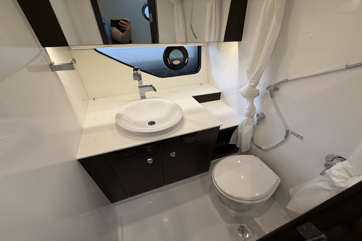 2025 Cruisers Yachts 38 GLS Image Thumbnail #15