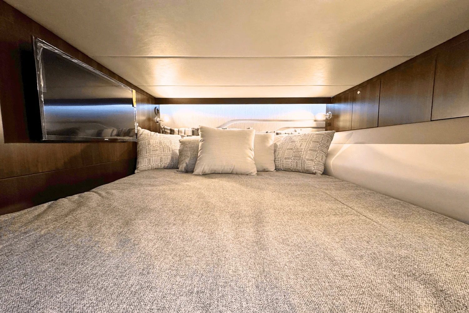 2025 Cruisers Yachts 42 GLS Outboard Image Thumbnail #18