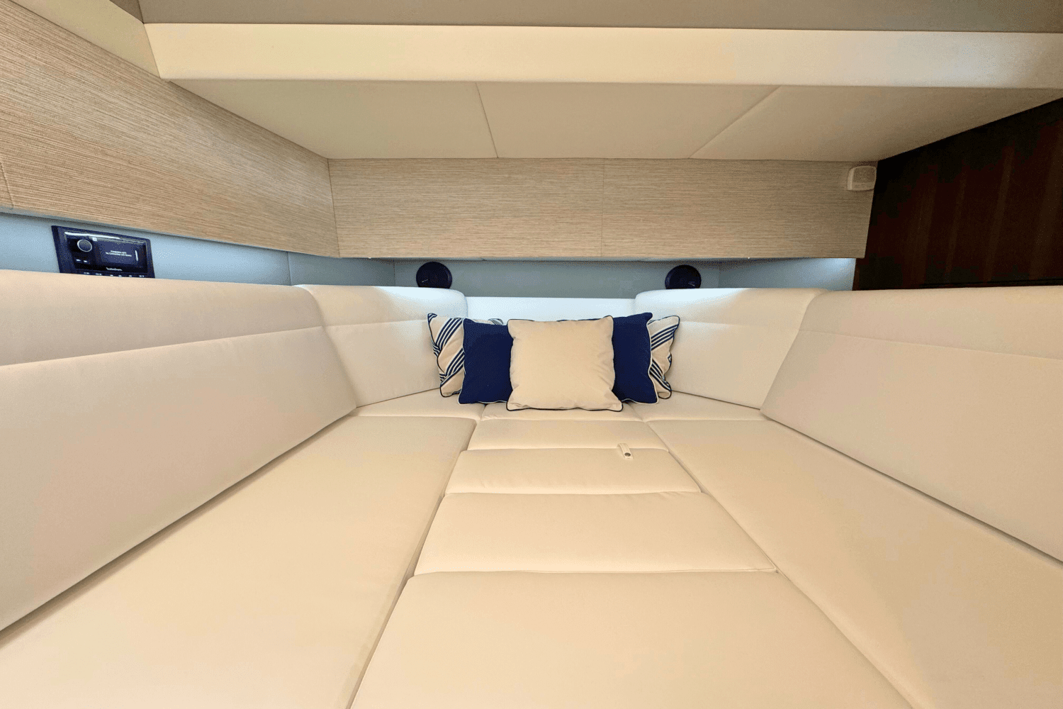 2025 Cruisers Yachts 42 GLS Outboard Image Thumbnail #17