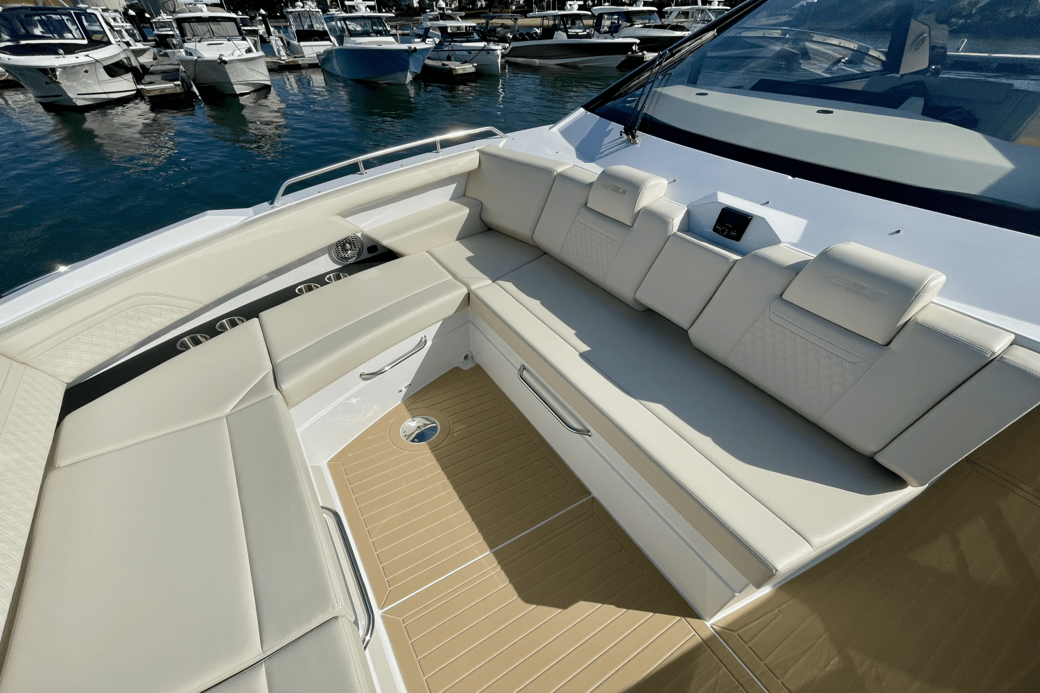 2025 Cruisers Yachts 42 GLS Outboard Image Thumbnail #25