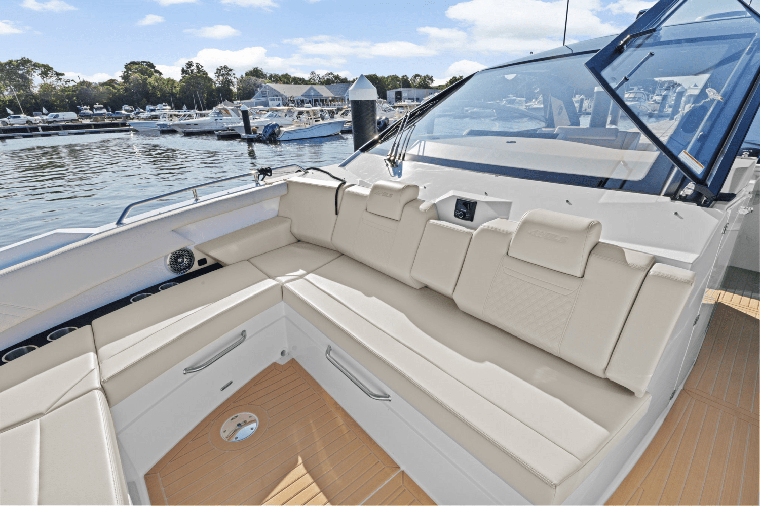 2025 Cruisers Yachts 42 GLS Outboard Image Thumbnail #31