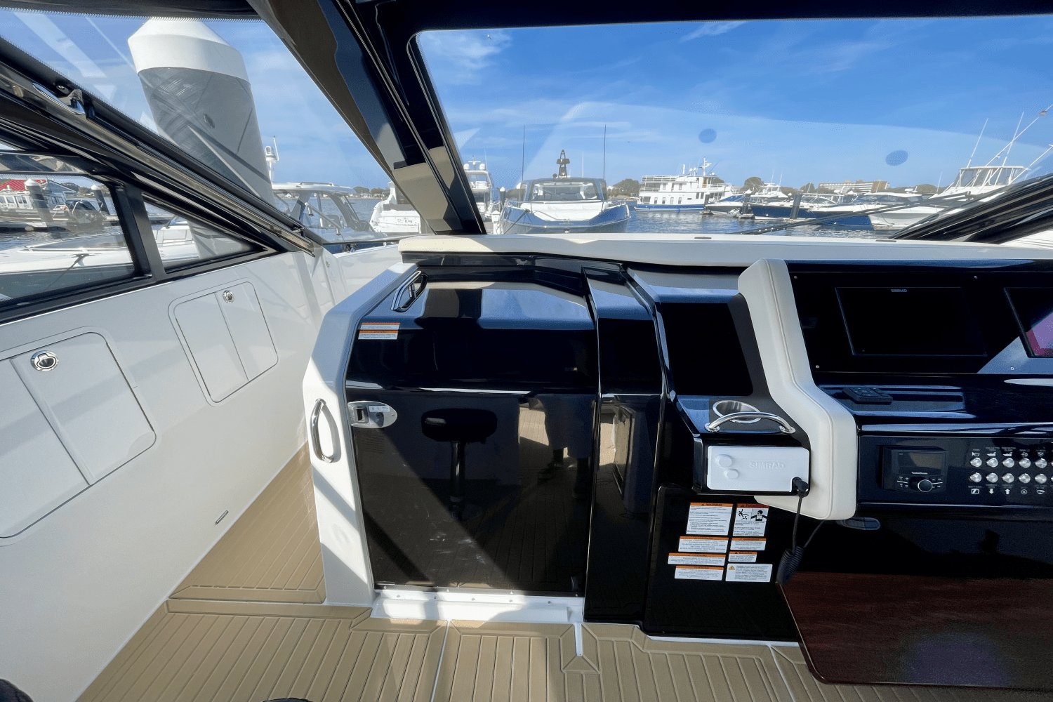 2025 Cruisers Yachts 42 GLS Outboard Image Thumbnail #18