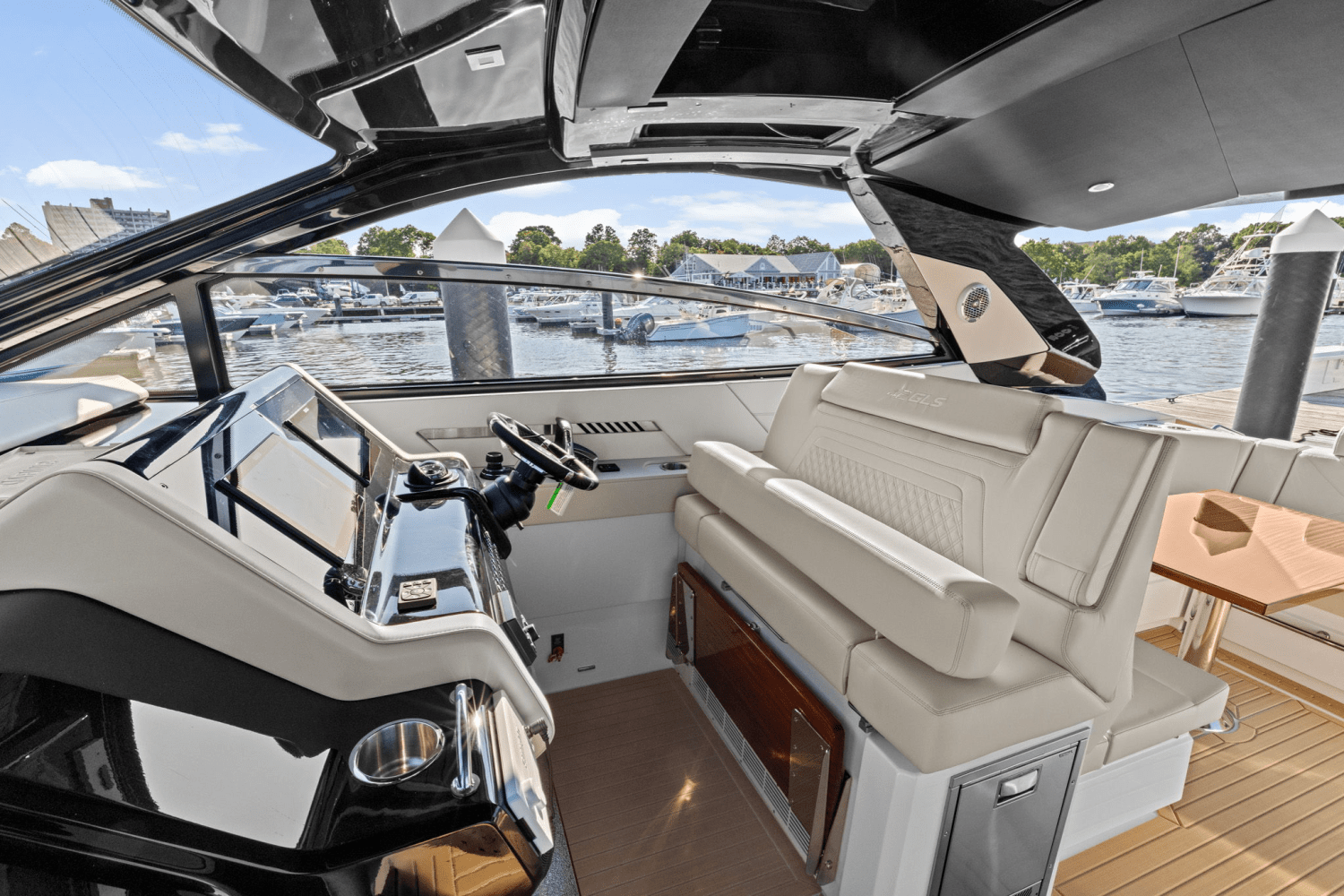 2025 Cruisers Yachts 42 GLS Outboard Image Thumbnail #17