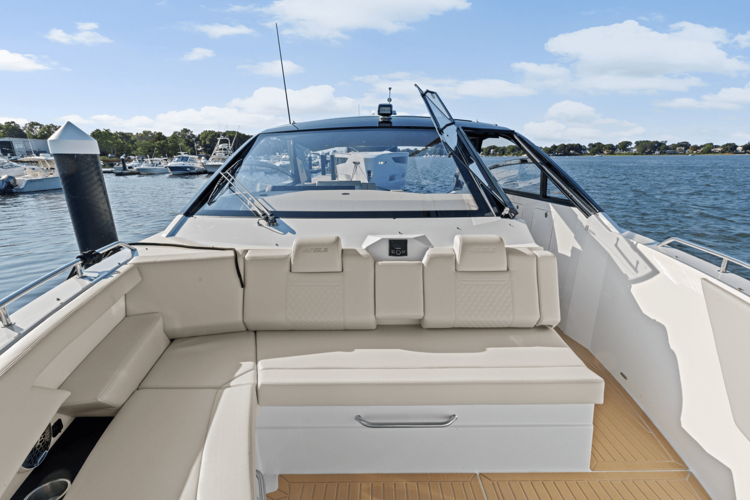 2025 Cruisers Yachts 42 GLS Outboard Image Thumbnail #32