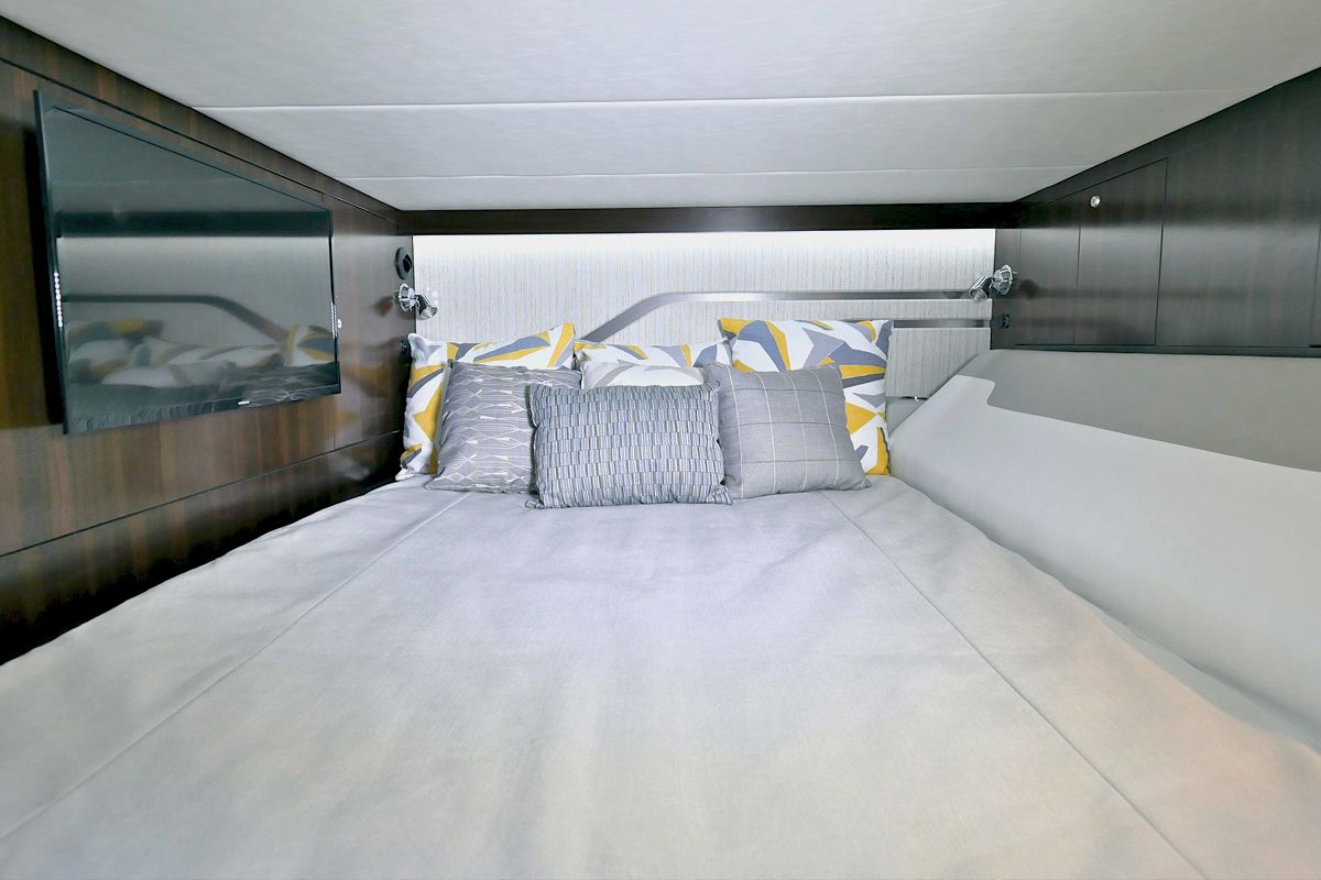 2025 Cruisers Yachts 42 GLS Outboard Image Thumbnail #28