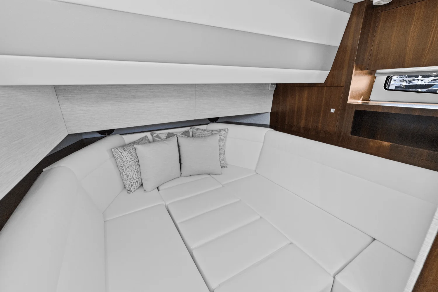 2025 Cruisers Yachts 42 GLS Outboard Image Thumbnail #24