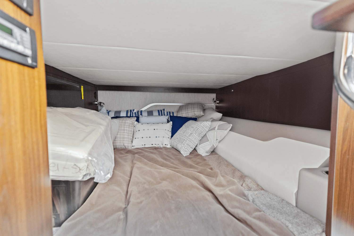 2025 Cruisers Yachts 42 GLS Outboard Image Thumbnail #28