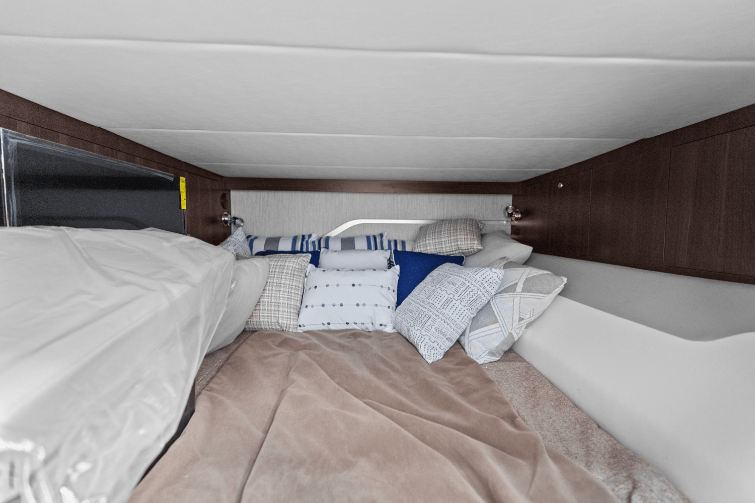 2025 Cruisers Yachts 42 GLS Outboard Image Thumbnail #29