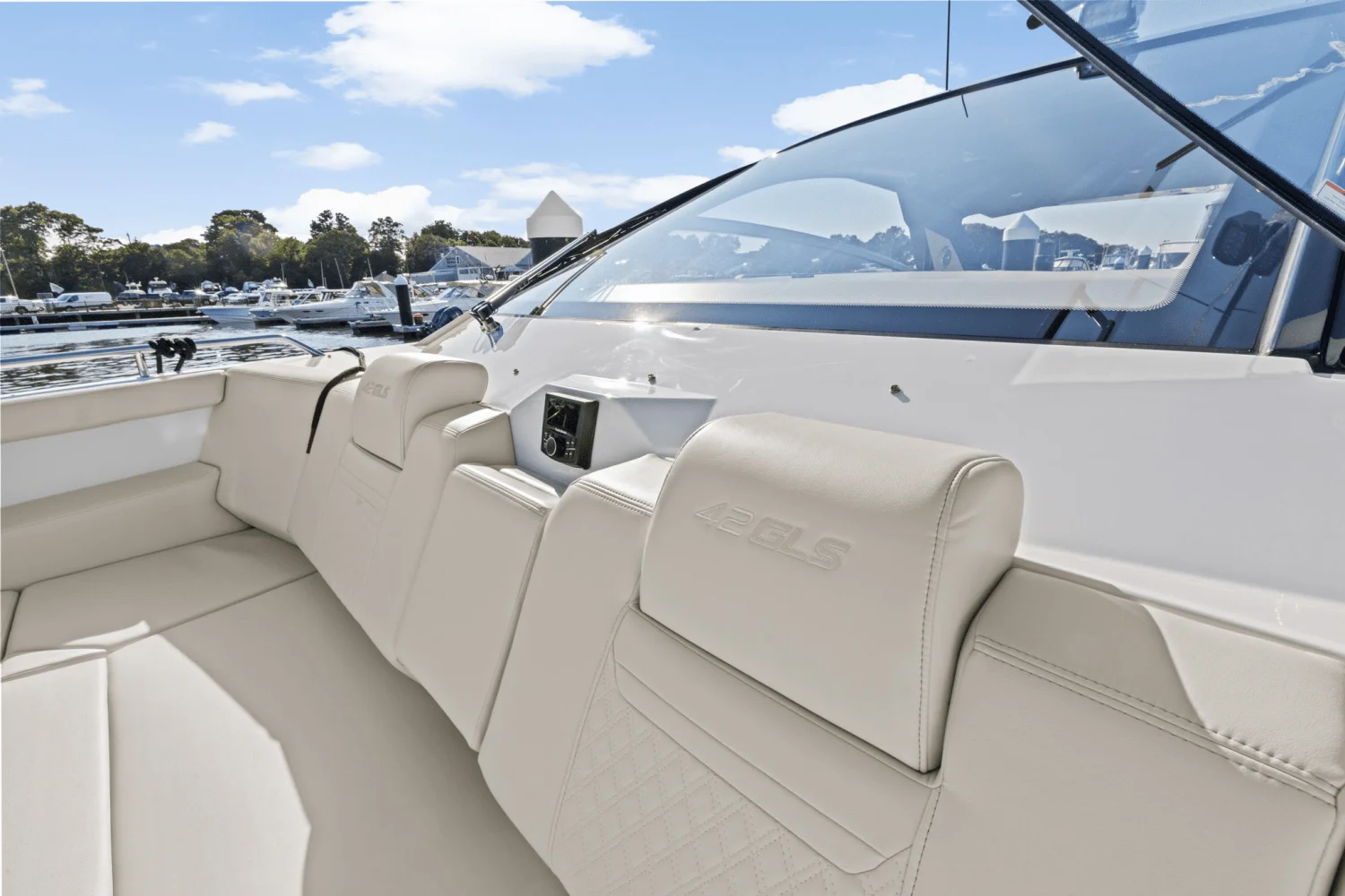 2025 Cruisers Yachts 42 GLS Outboard Image Thumbnail #34