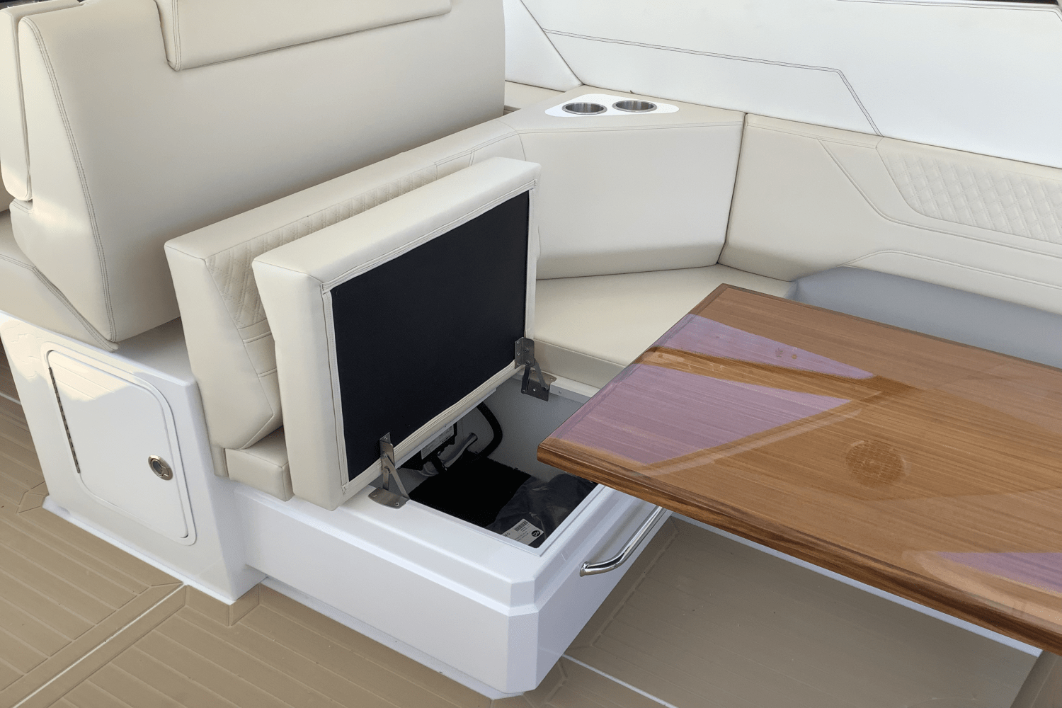 2025 Cruisers Yachts 42 GLS Image Thumbnail #13