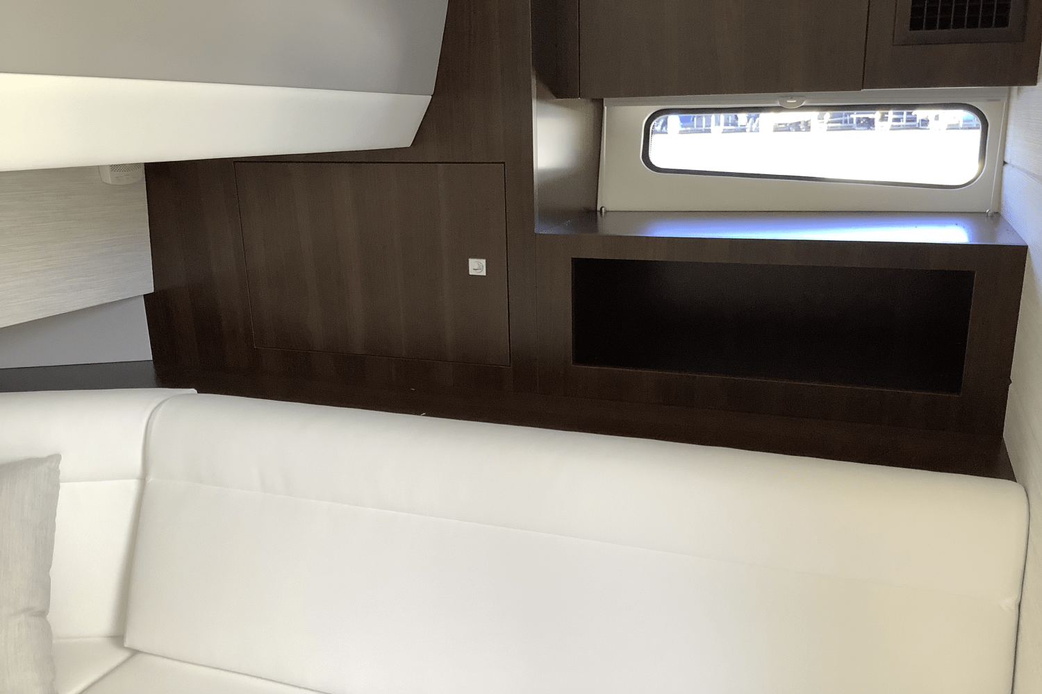 2025 Cruisers Yachts 42 GLS Image Thumbnail #30