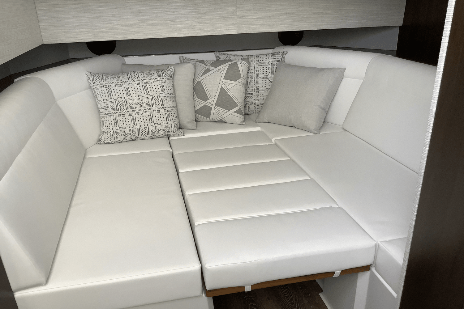 2025 Cruisers Yachts 42 GLS Image Thumbnail #29