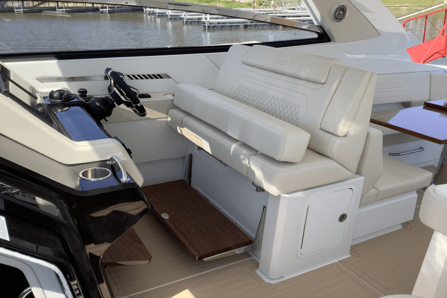 2025 Cruisers Yachts 42 GLS Image Thumbnail #14