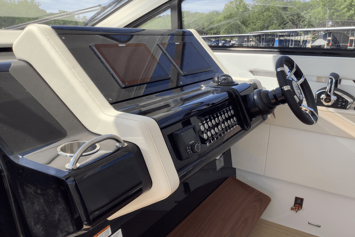 2025 Cruisers Yachts 42 GLS Image Thumbnail #19