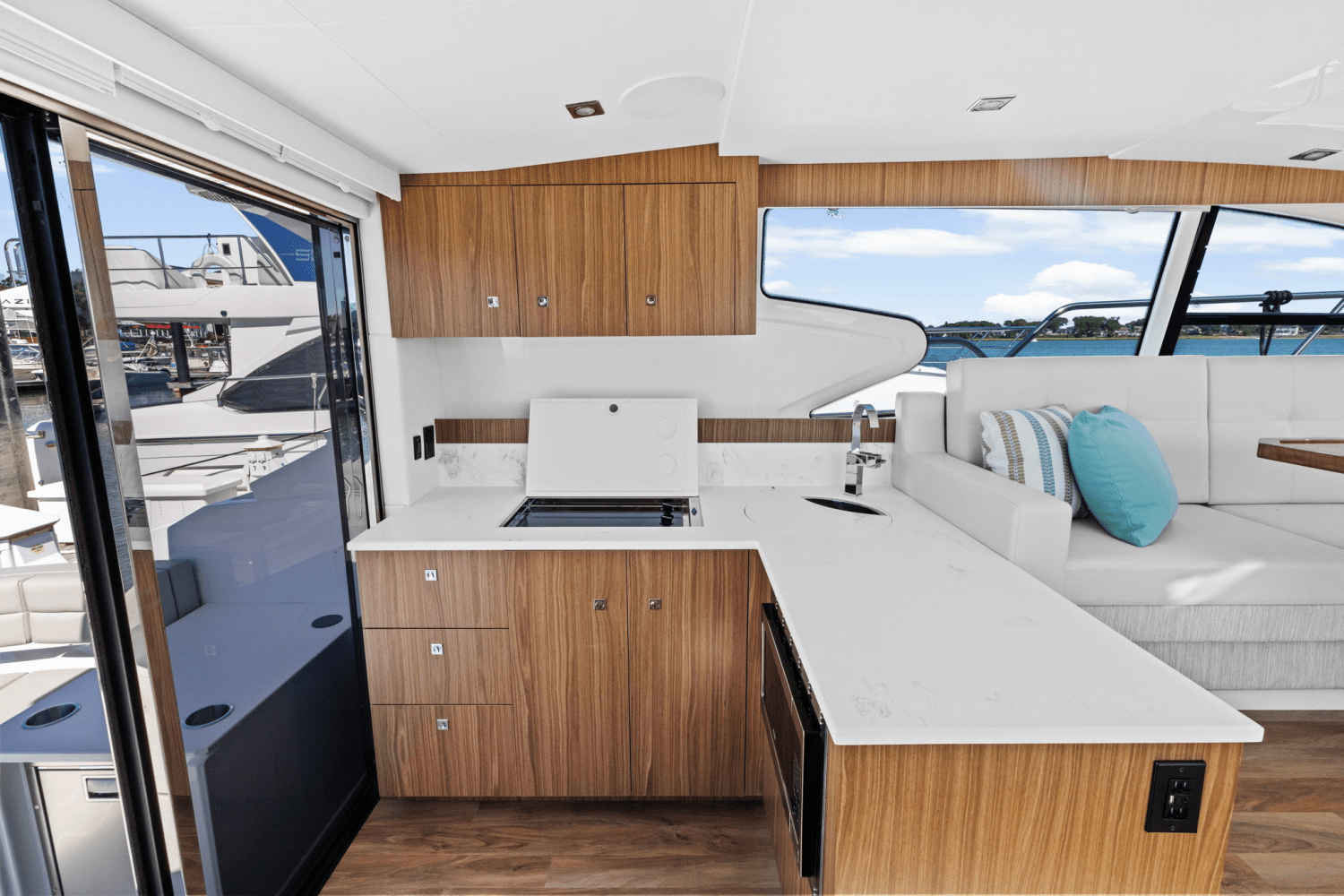 2025 Cruisers Yachts 46 Cantius Image Thumbnail #15