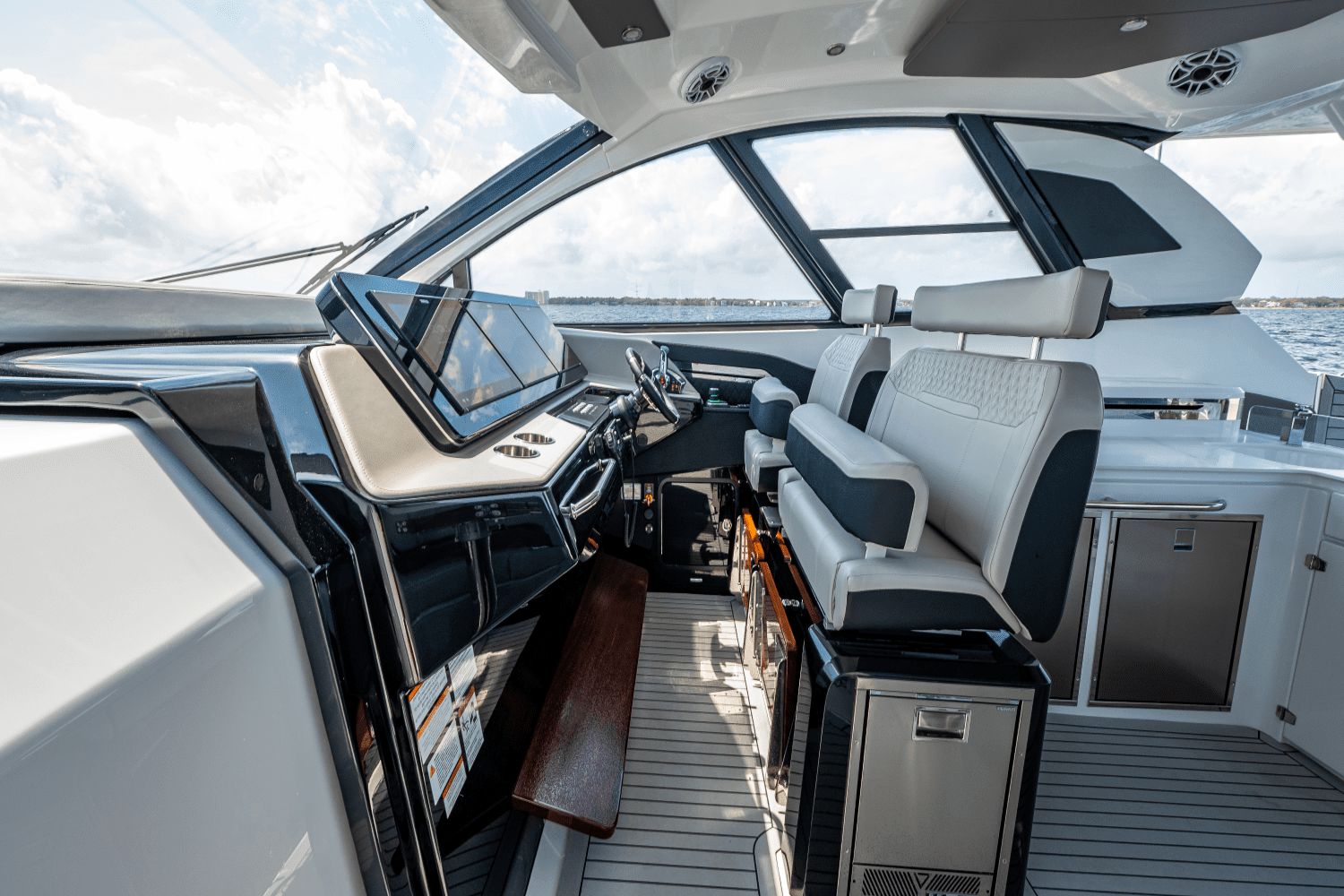 2025 Cruisers Yachts 50 GLS Outboard Image Thumbnail #37