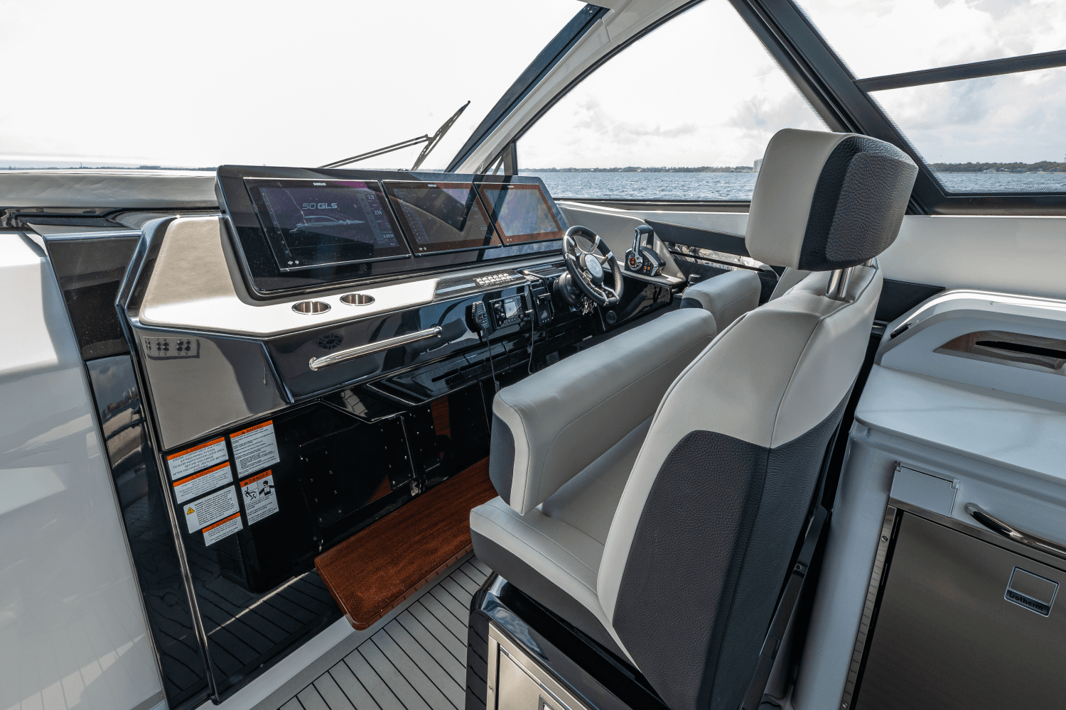 2025 Cruisers Yachts 50 GLS Outboard Image Thumbnail #36