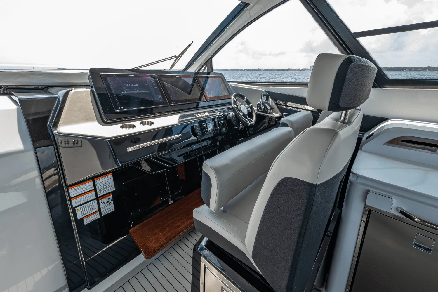 2025 Cruisers Yachts 50 GLS Outboard Image Thumbnail #36