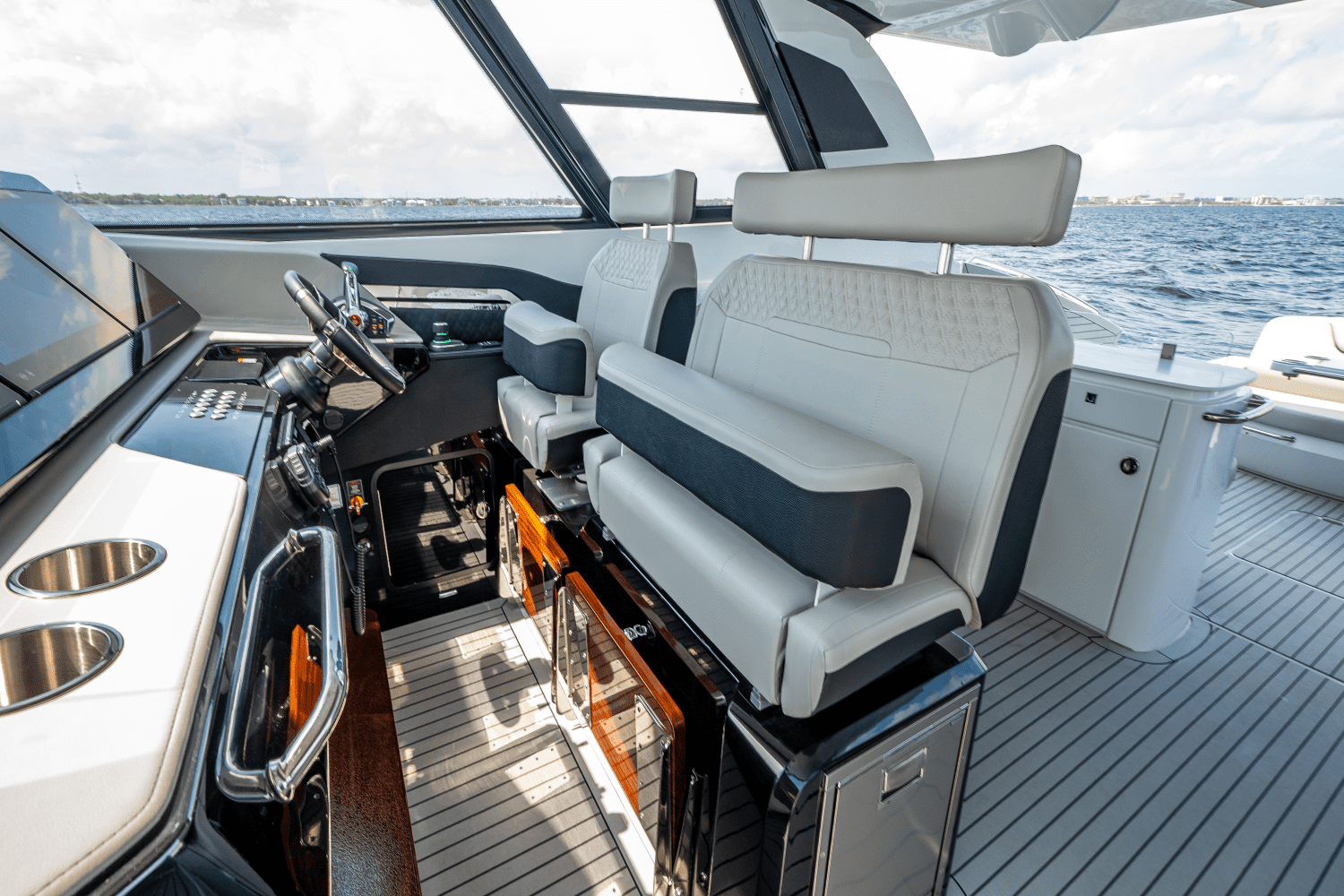2025 Cruisers Yachts 50 GLS Outboard Image Thumbnail #38