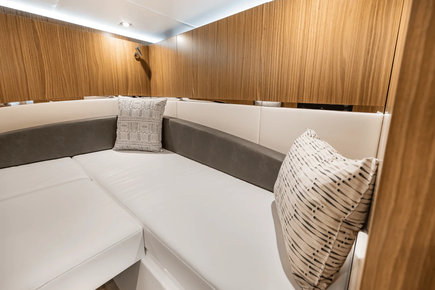 2025 Cruisers Yachts 50 GLS Outboard Image Thumbnail #52