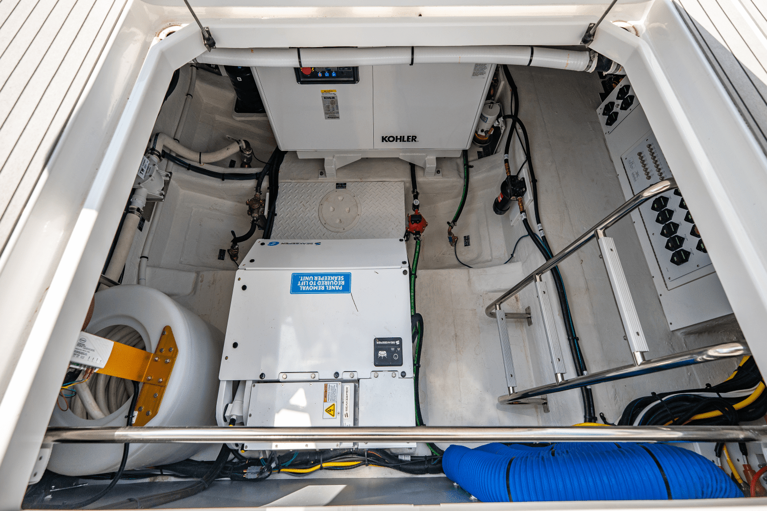 2025 Cruisers Yachts 50 GLS Outboard Image Thumbnail #29