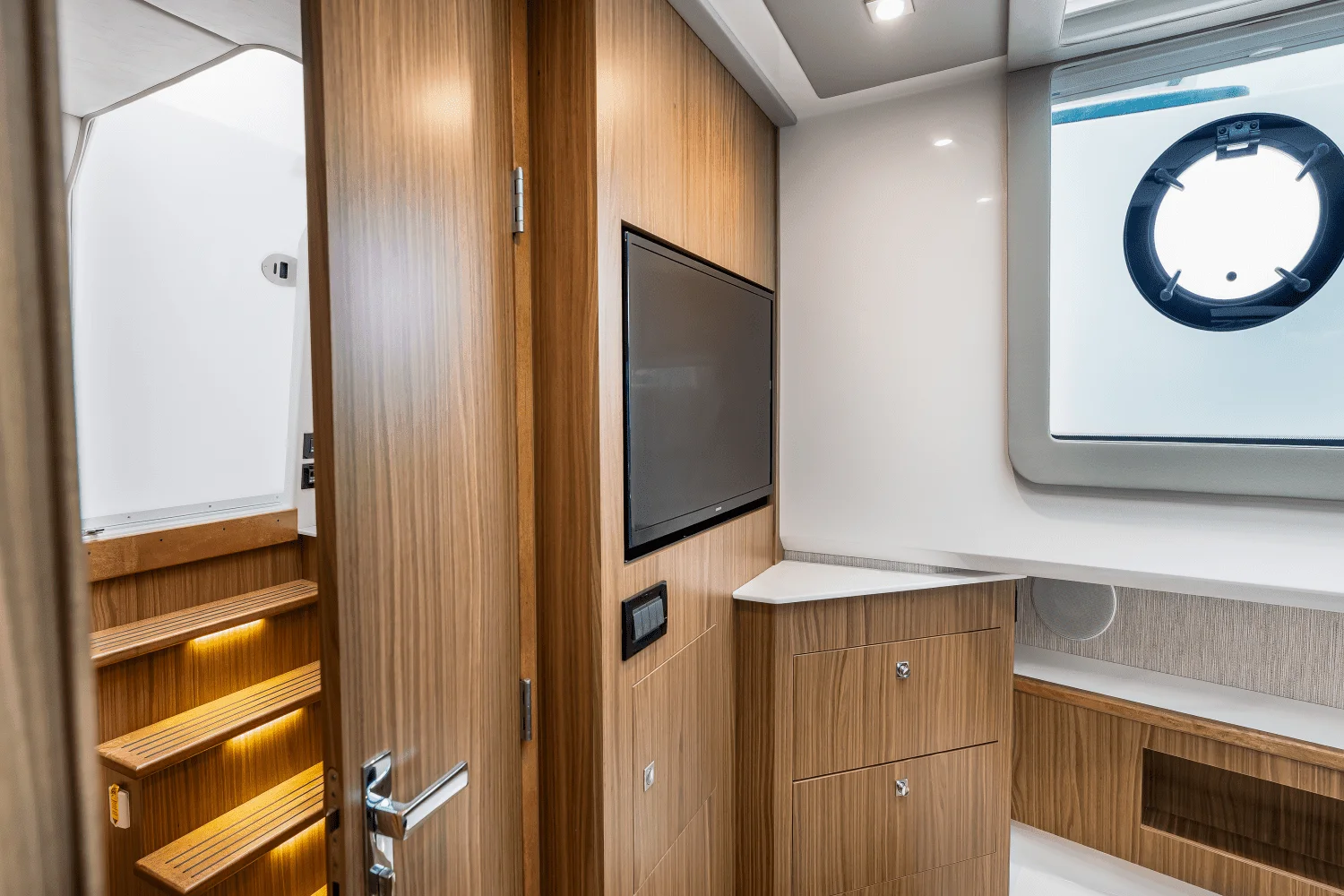 2025 Cruisers Yachts 50 GLS Outboard Image Thumbnail #48