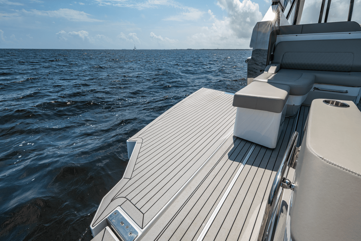 2025 Cruisers Yachts 50 GLS Outboard Image Thumbnail #20