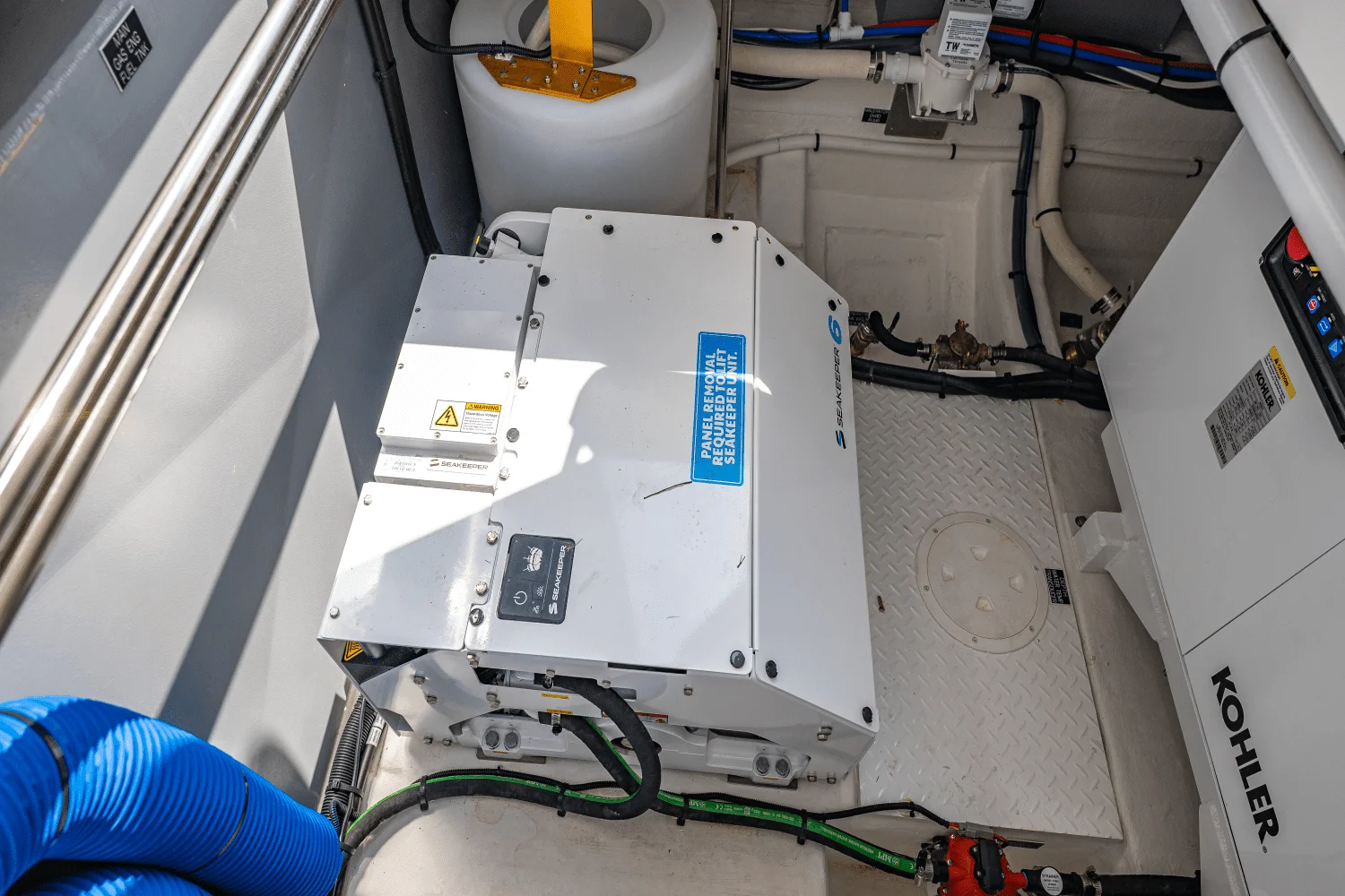 2025 Cruisers Yachts 50 GLS Outboard Image Thumbnail #31