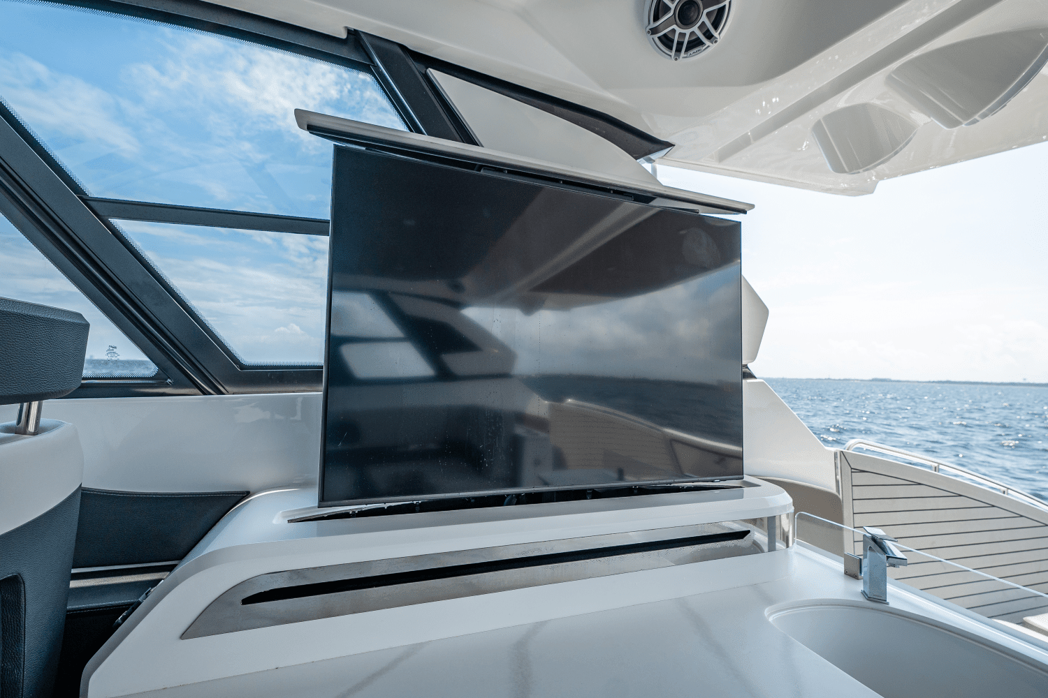 2025 Cruisers Yachts 50 GLS Outboard Image Thumbnail #33