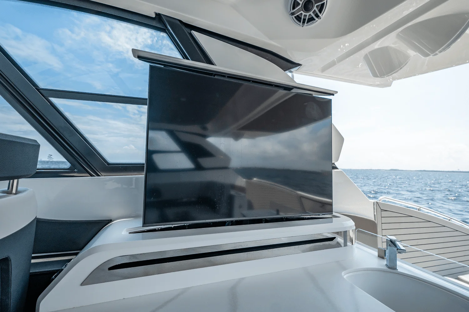 2025 Cruisers Yachts 50 GLS Outboard Image Thumbnail #33