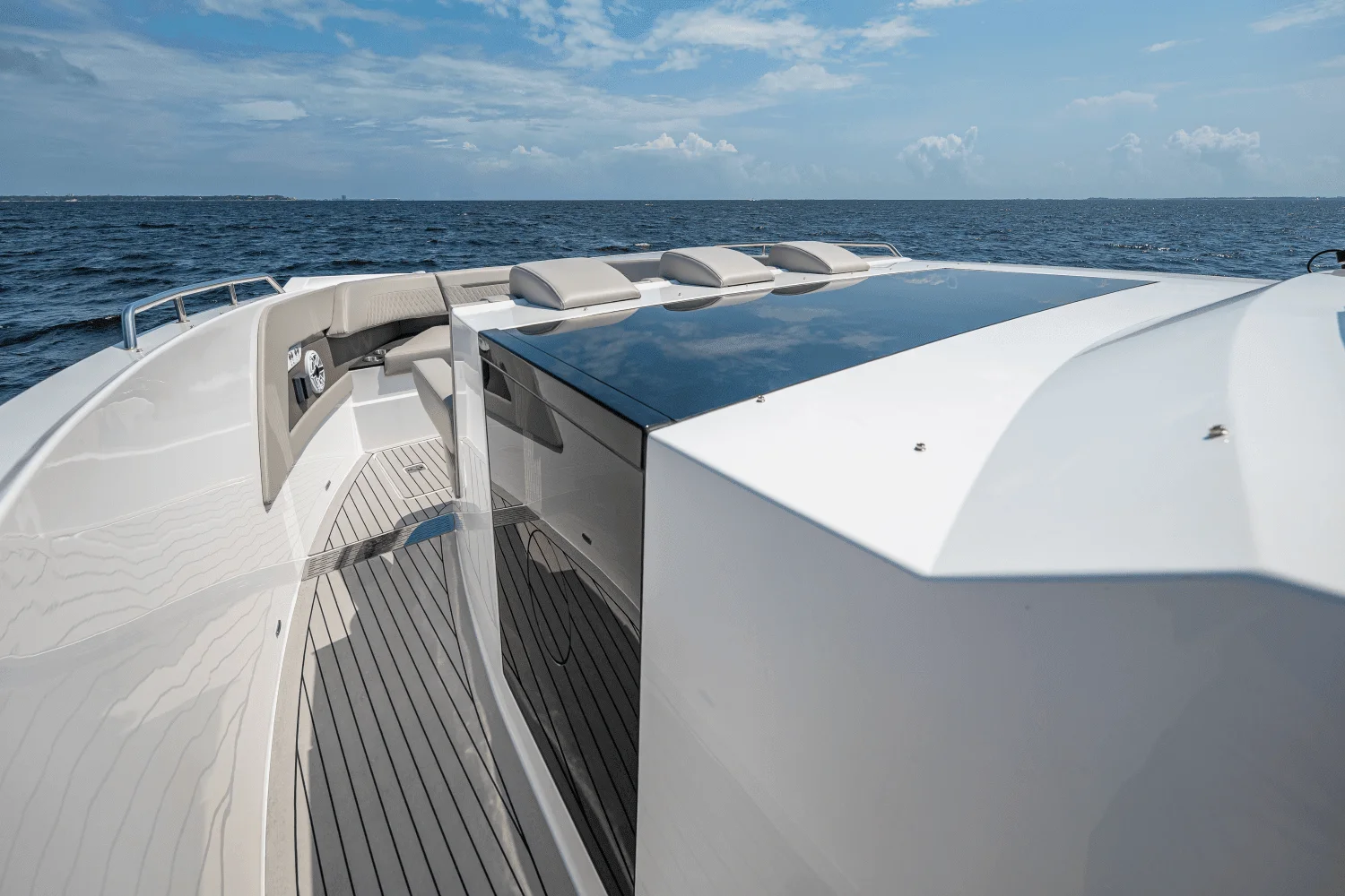 2025 Cruisers Yachts 50 GLS Outboard Image Thumbnail #54