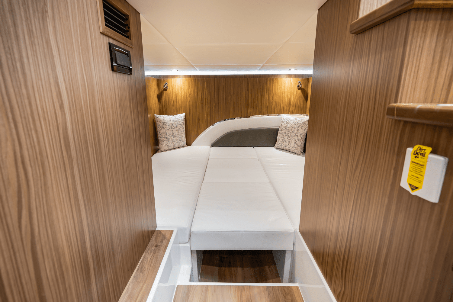 2025 Cruisers Yachts 50 GLS Outboard Image Thumbnail #50