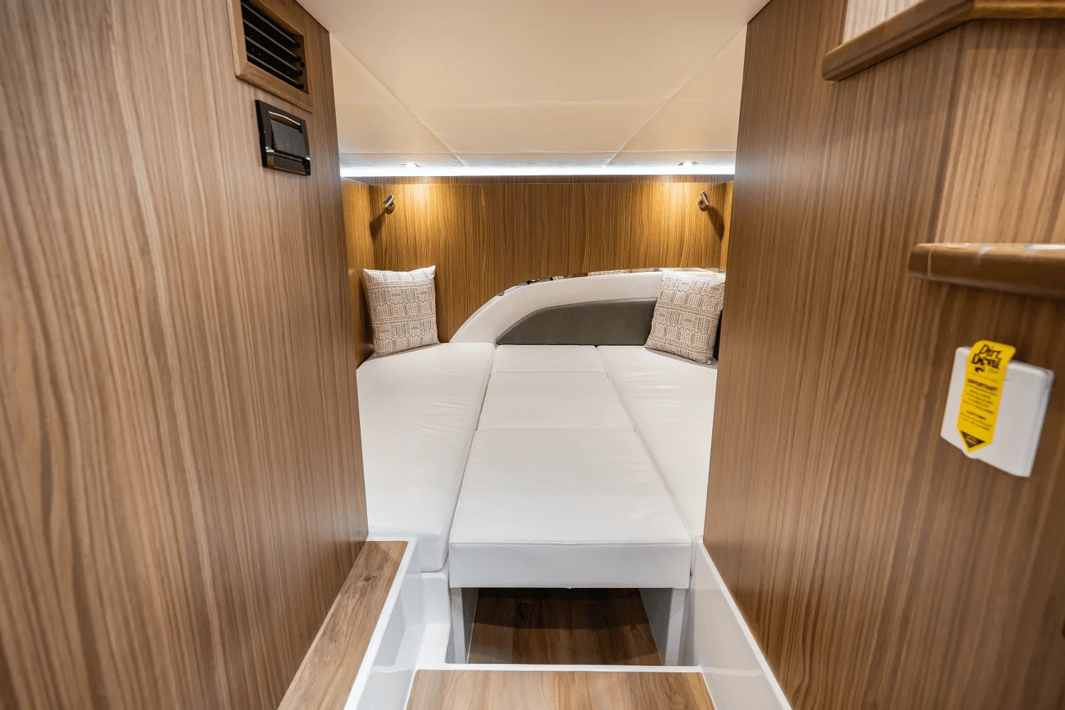 2025 Cruisers Yachts 50 GLS Outboard Image Thumbnail #50