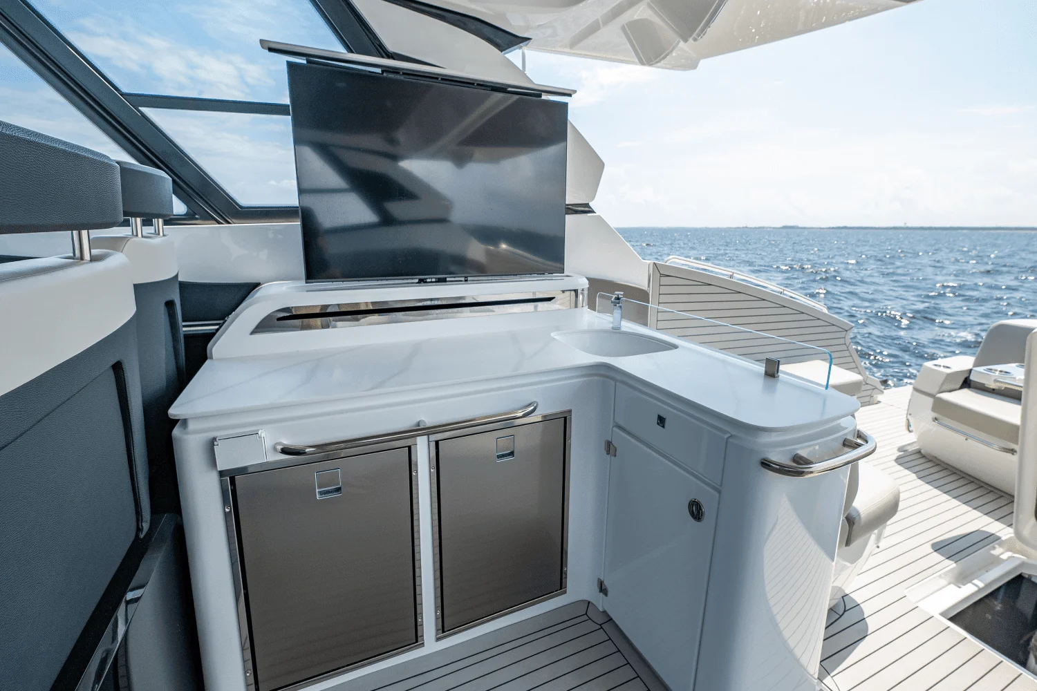 2025 Cruisers Yachts 50 GLS Outboard Image Thumbnail #32