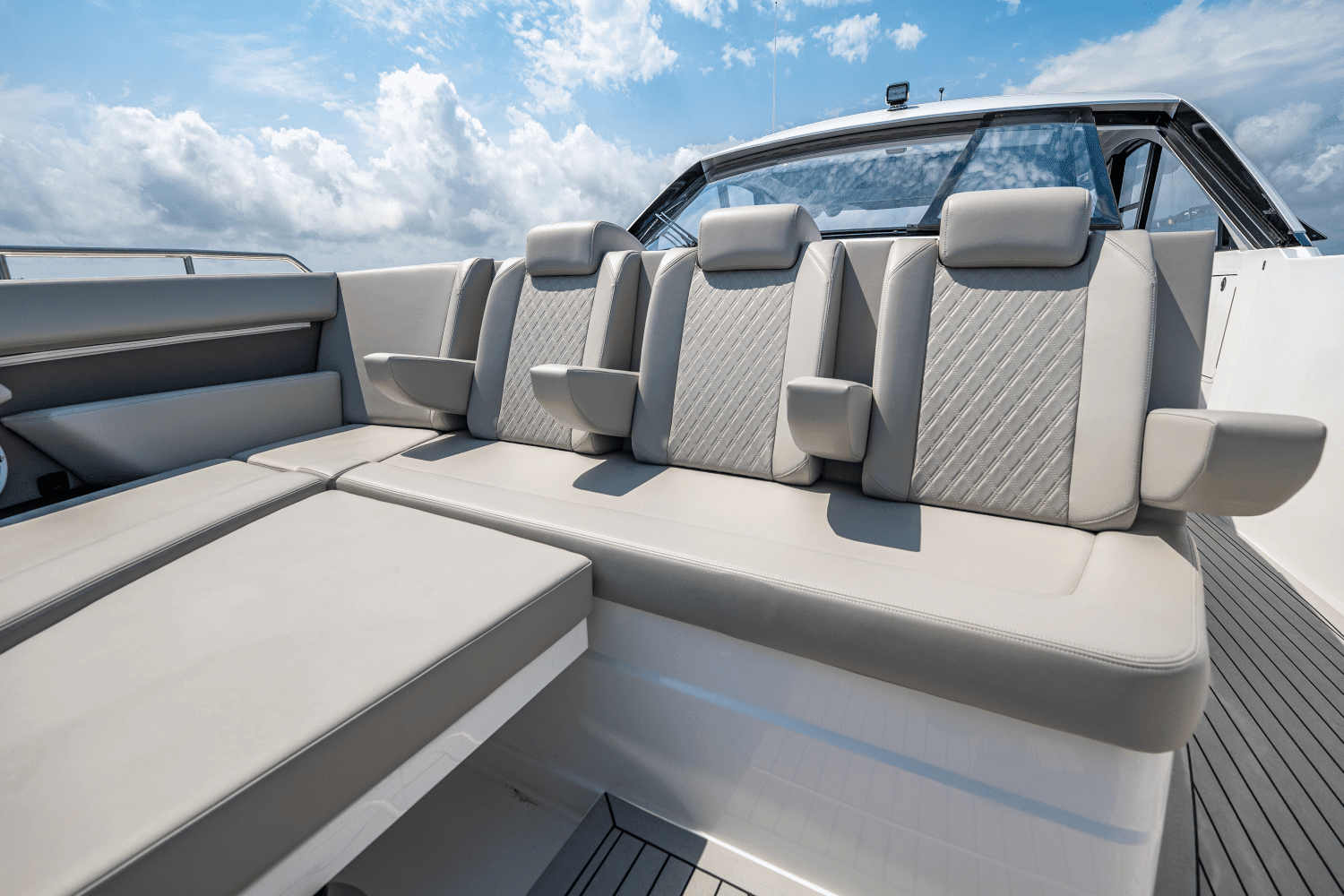 2025 Cruisers Yachts 50 GLS Outboard Image Thumbnail #57