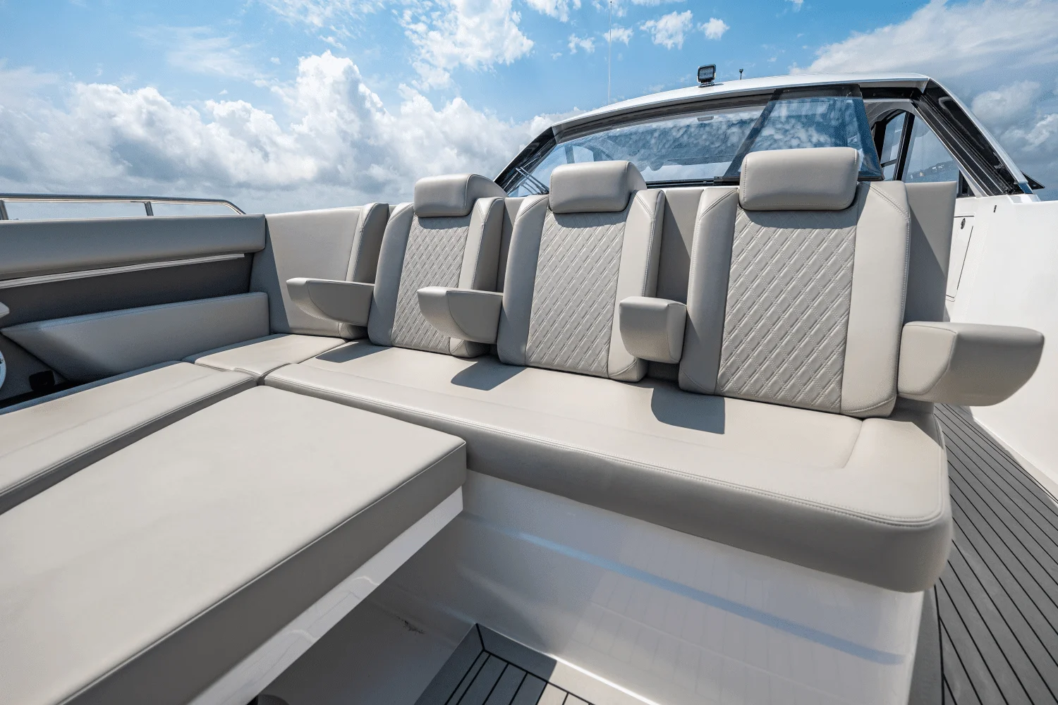 2025 Cruisers Yachts 50 GLS Outboard Image Thumbnail #57