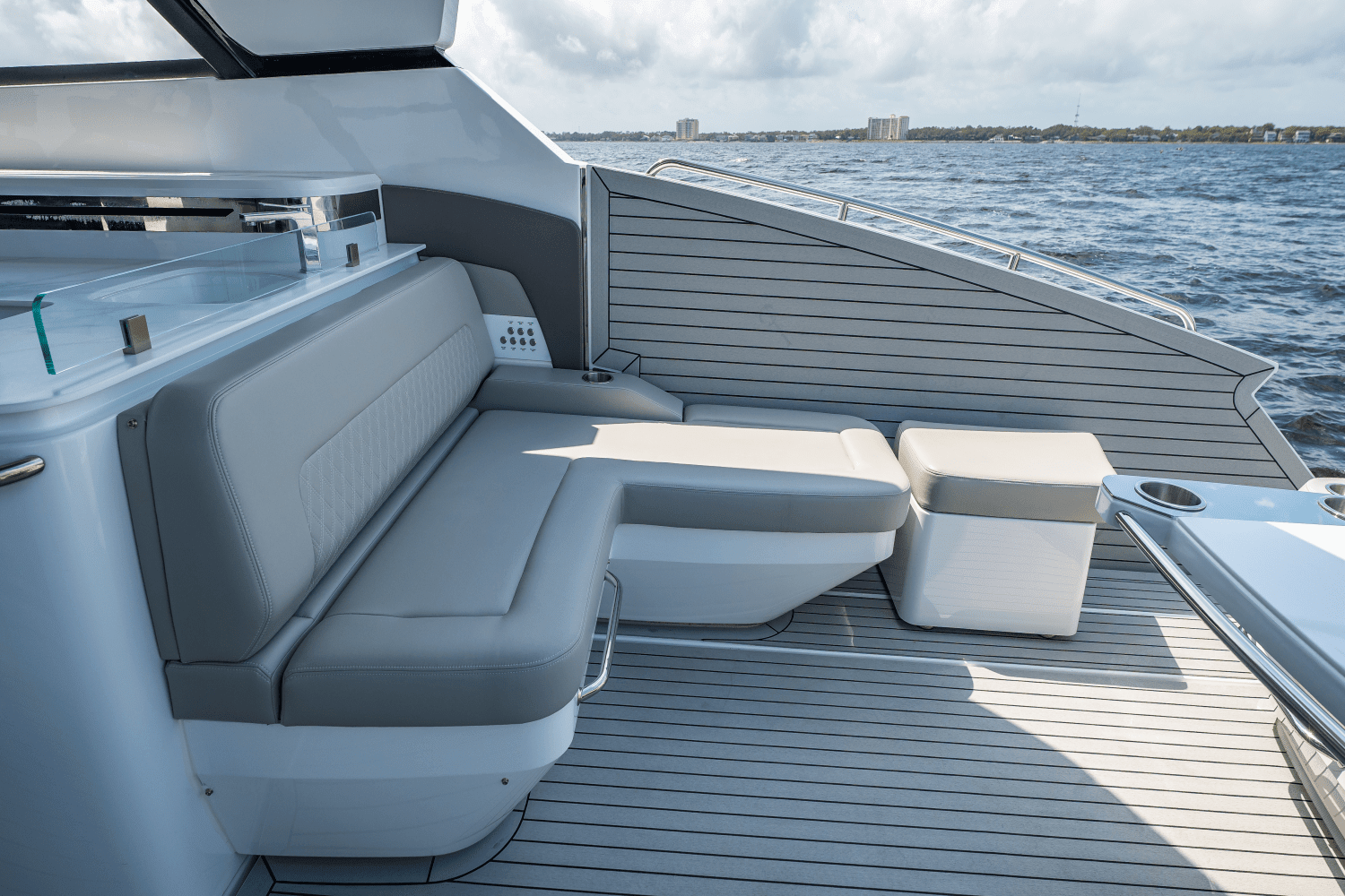 2025 Cruisers Yachts 50 GLS Outboard Image Thumbnail #25