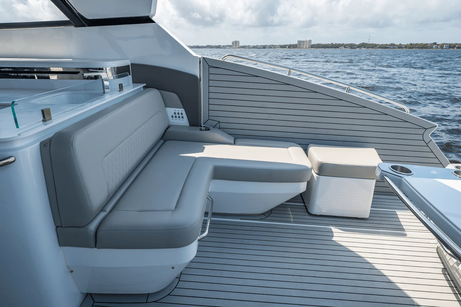 2025 Cruisers Yachts 50 GLS Outboard Image Thumbnail #25