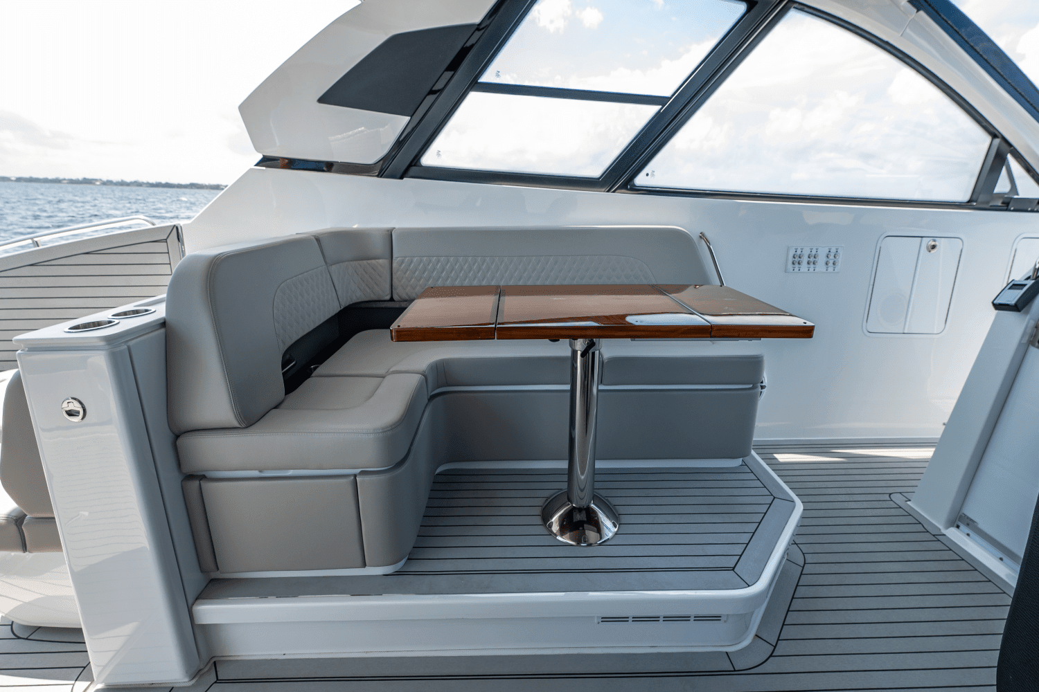 2025 Cruisers Yachts 50 GLS Outboard Image Thumbnail #34