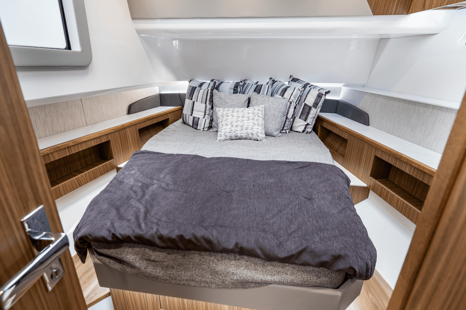 2025 Cruisers Yachts 50 GLS Outboard Image Thumbnail #47