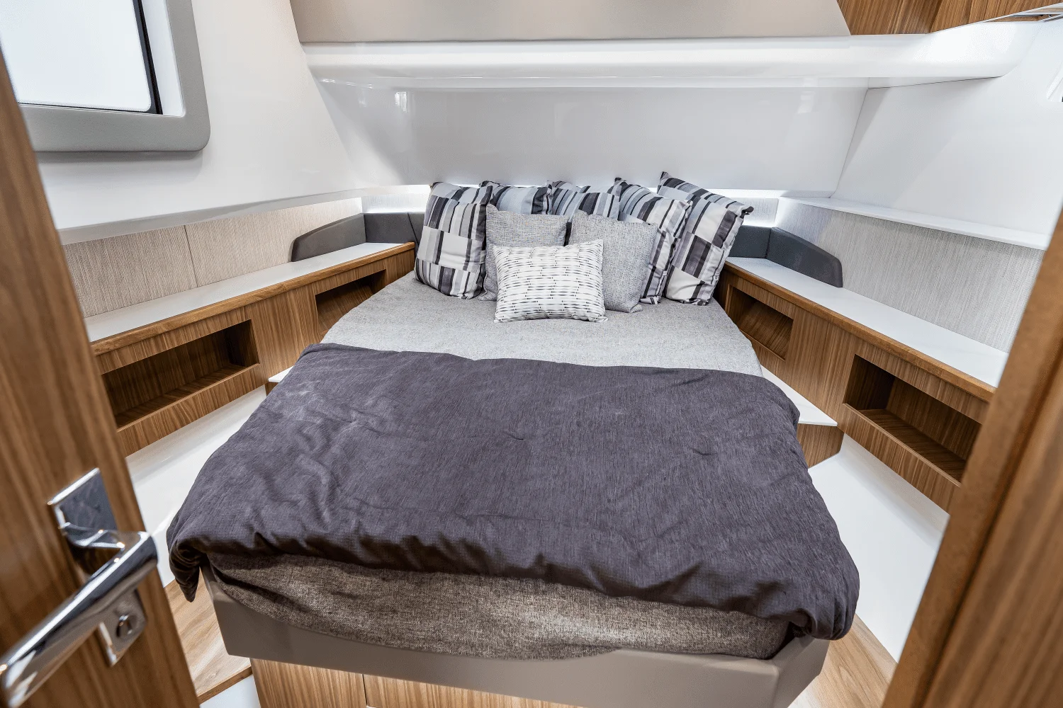 2025 Cruisers Yachts 50 GLS Outboard Image Thumbnail #47