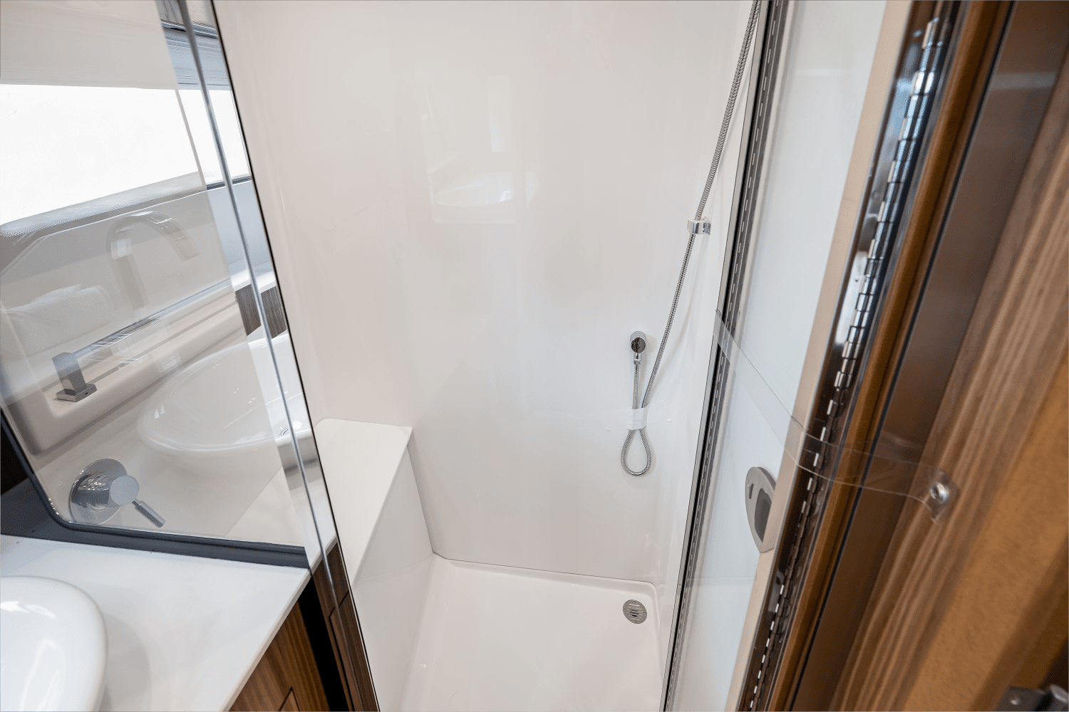 2025 Cruisers Yachts 50 GLS Outboard Image Thumbnail #45